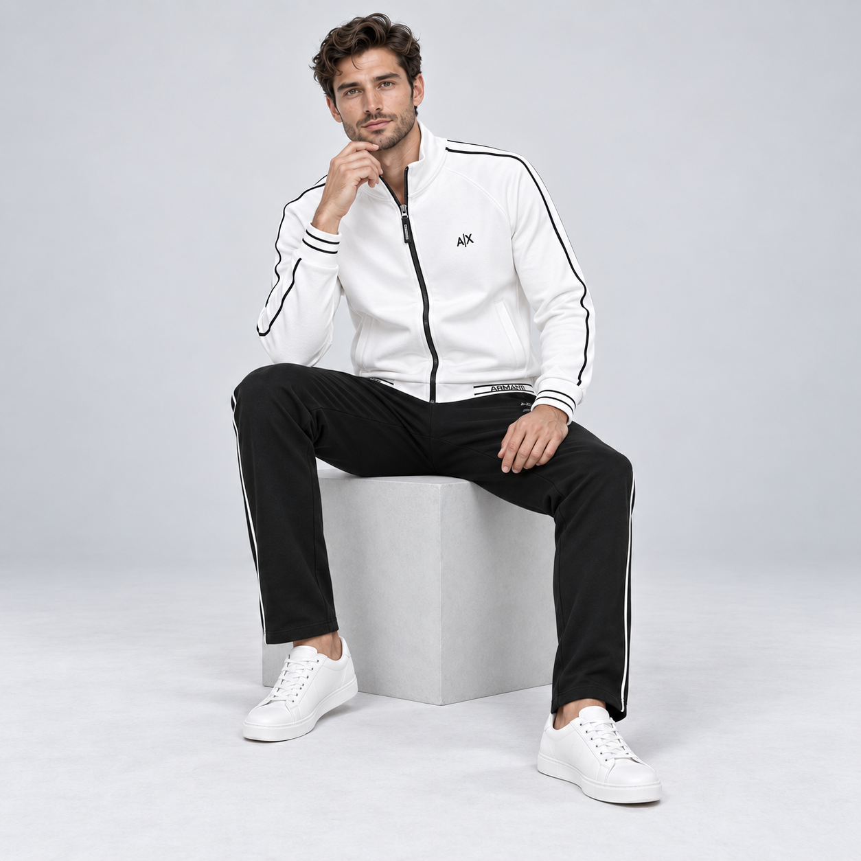 Özel Seri Beyaz Siyah İnce Şeritli Fermuarlı Eşofman Takımı
